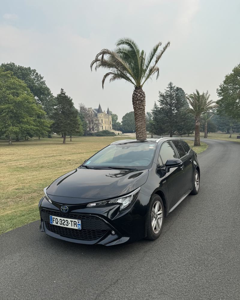 Berline VTC Mike'VTC33 stationnée dans le parc d'un château du vignoble bordelais