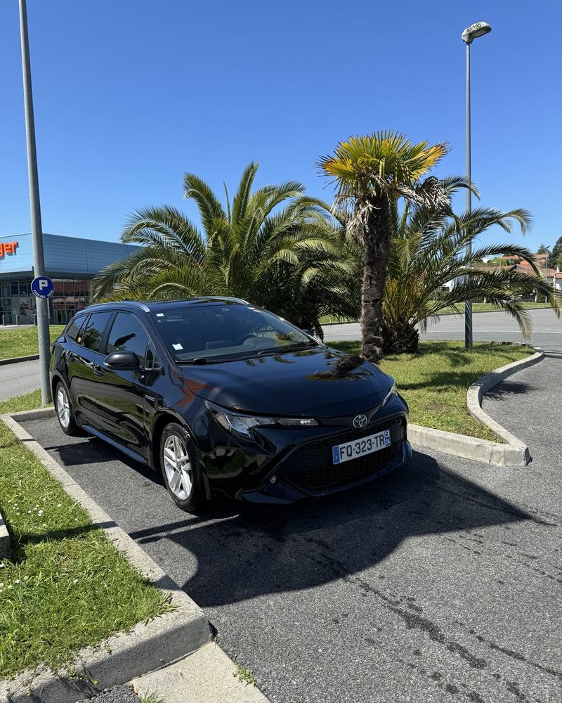 Break noir de Mike'VTC33 lavé et prêt au départ sur une place de stationnement