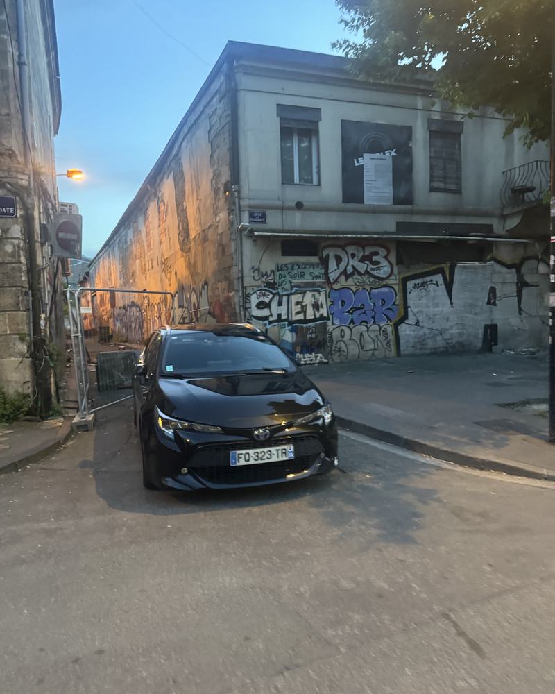 VTC Mike'VTC33 dans une rue de Bordeaux à la tombée de la nuit