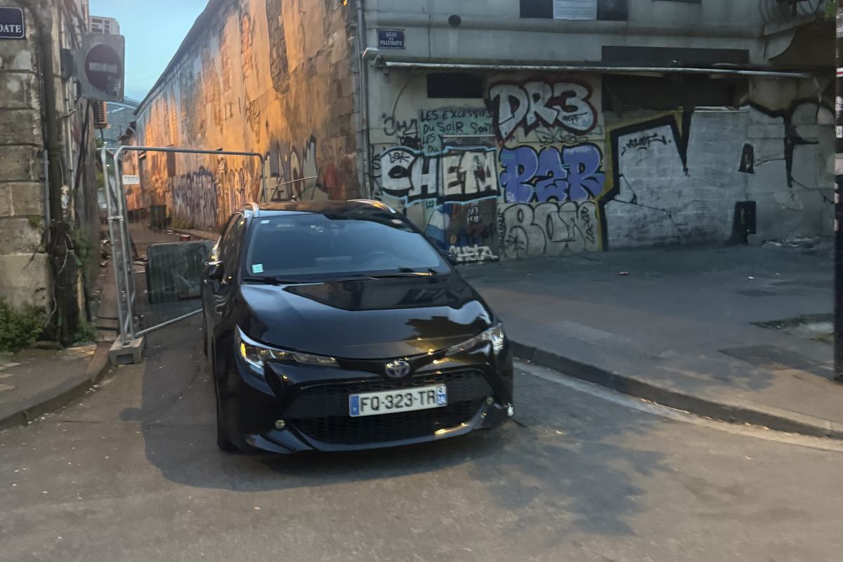 VTC Mike'VTC33 dans une rue de Bordeaux à la tombée de la nuit
