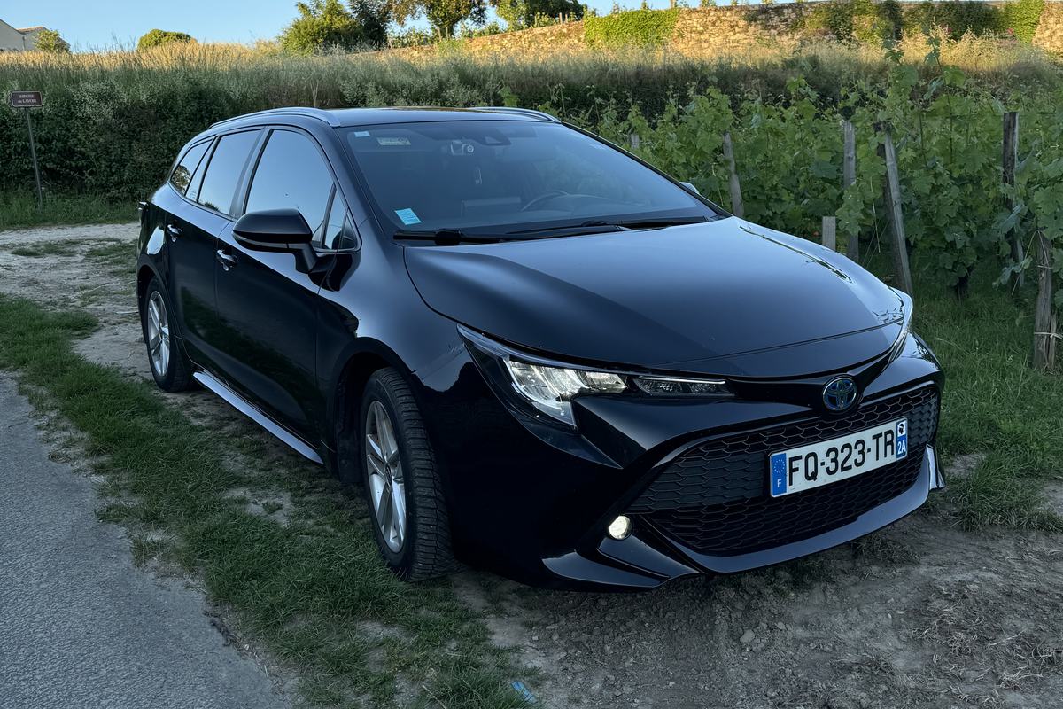 VTC Mike'VTC33 sur un chemin entre les vignes, aux abords de Saint-Émilion